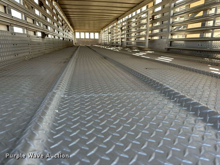 image for item DQ1477 2004 M&W  livestock trailer