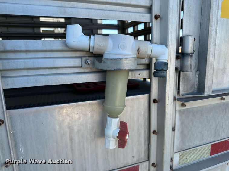 image for item DQ1477 2004 M&W  livestock trailer