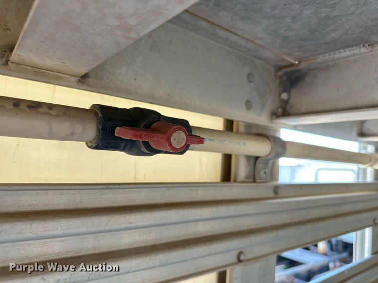 image for item DQ1477 2004 M&W  livestock trailer