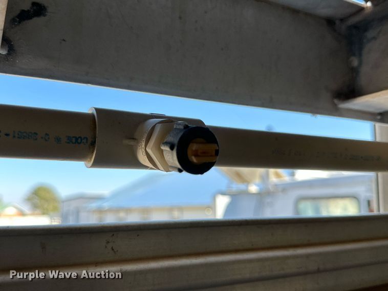 image for item DQ1477 2004 M&W  livestock trailer