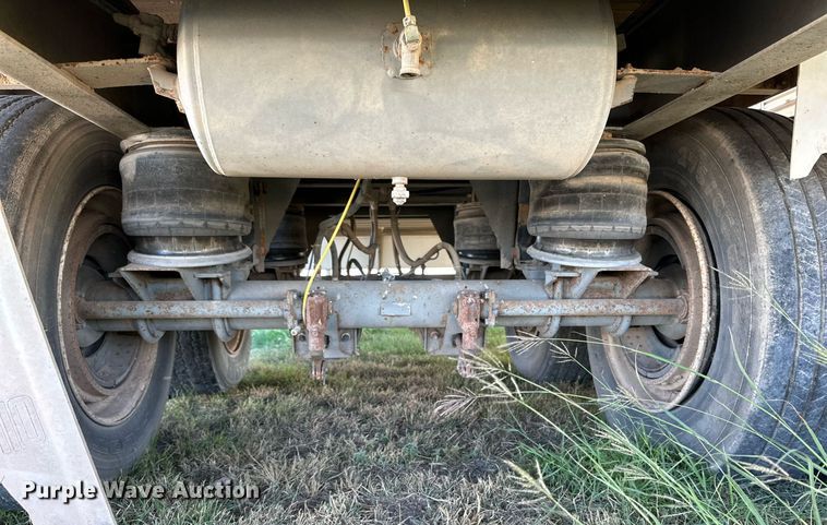 image for item DQ1477 2004 M&W  livestock trailer