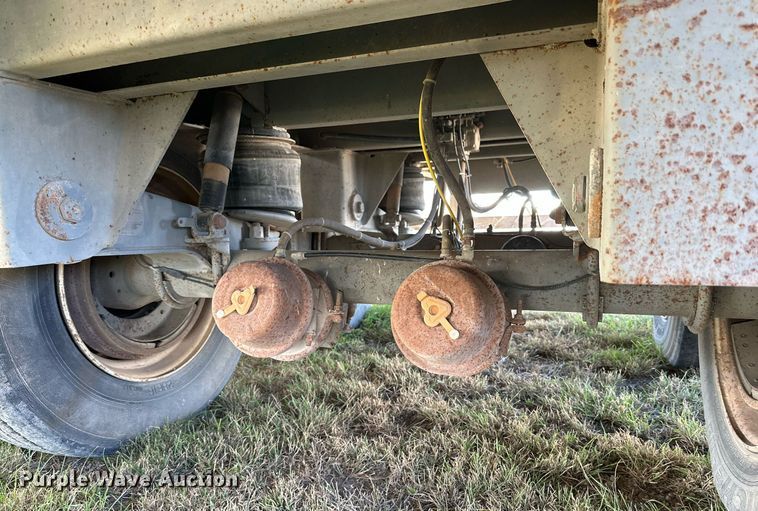 image for item DQ1477 2004 M&W  livestock trailer