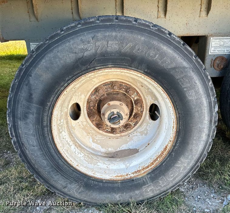 image for item DQ1477 2004 M&W  livestock trailer