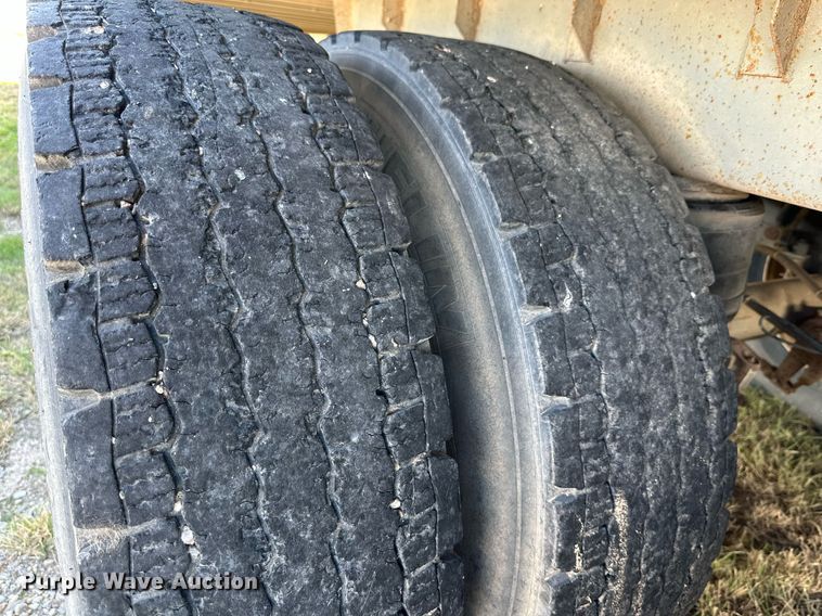 image for item DQ1477 2004 M&W  livestock trailer