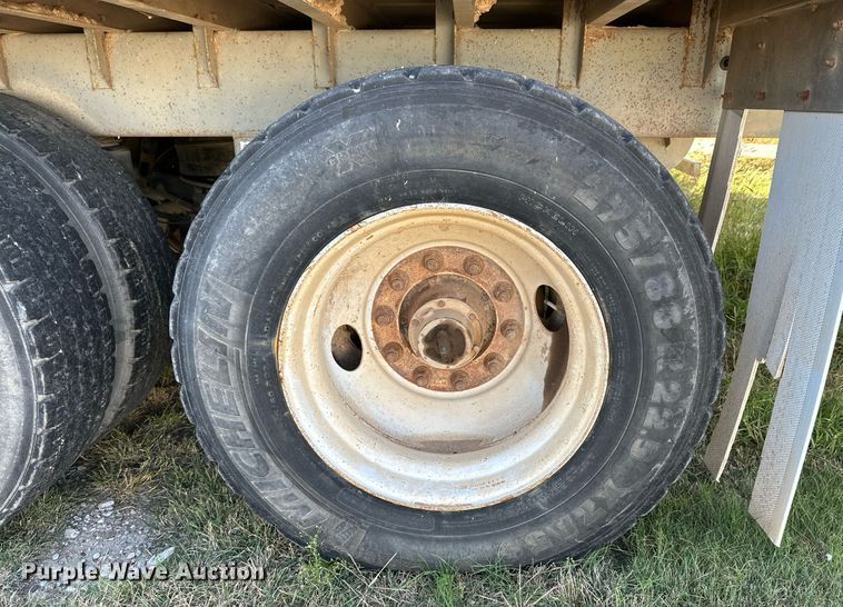 image for item DQ1477 2004 M&W  livestock trailer