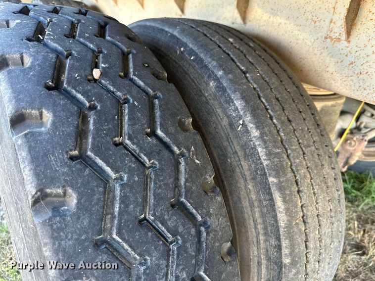 image for item DQ1477 2004 M&W  livestock trailer