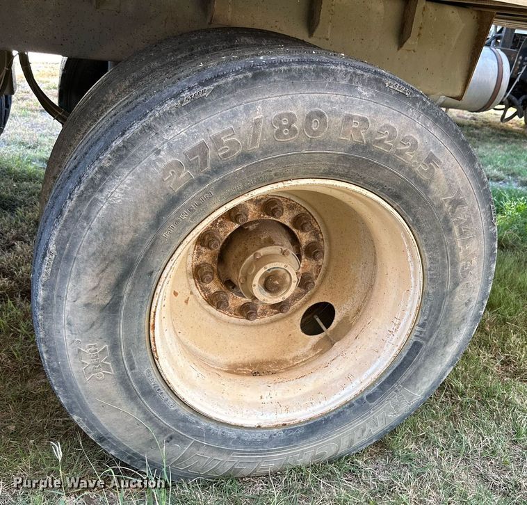 image for item DQ1477 2004 M&W  livestock trailer