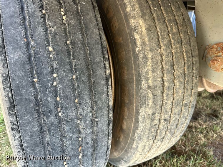 image for item DQ1477 2004 M&W  livestock trailer