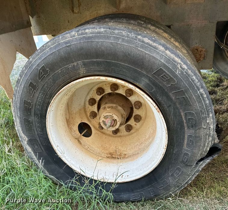 image for item DQ1477 2004 M&W  livestock trailer