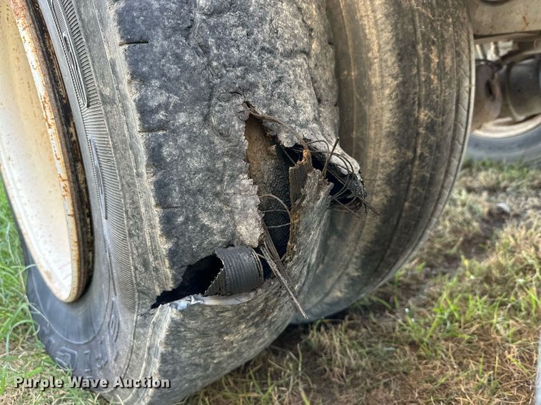 image for item DQ1477 2004 M&W  livestock trailer