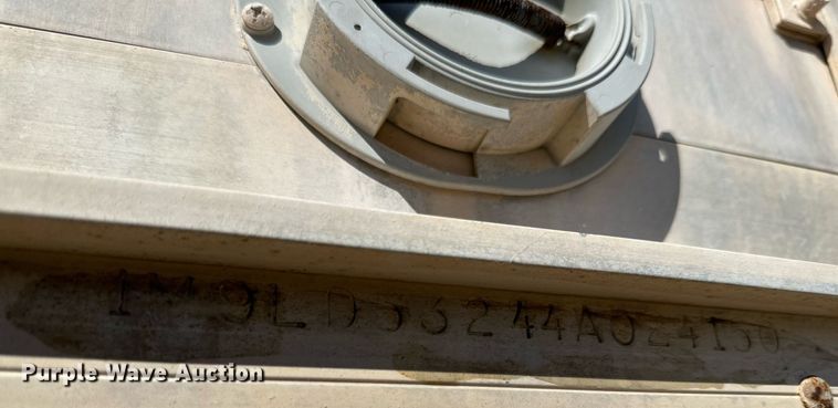 image for item DQ1477 2004 M&W  livestock trailer