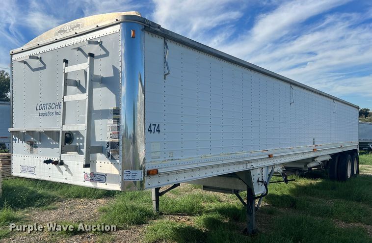 image for item DS2452 2001 Wilson DWH-400  grain trailer
