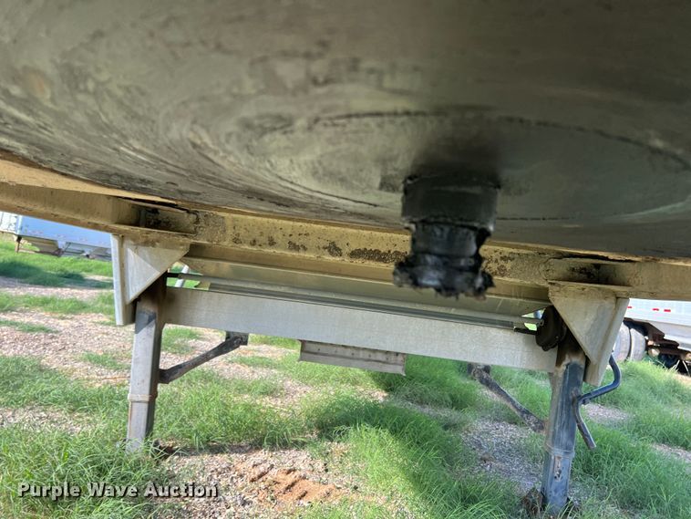 image for item DS2452 2001 Wilson DWH-400  grain trailer