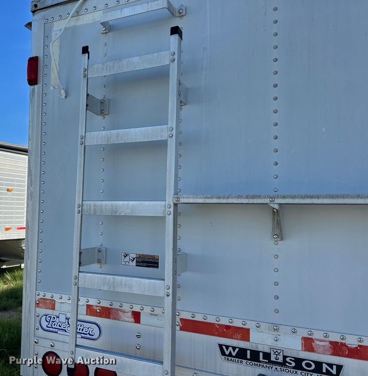 image for item DS2452 2001 Wilson DWH-400  grain trailer