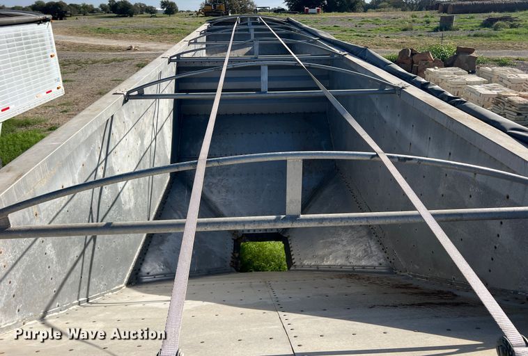 image for item DS2452 2001 Wilson DWH-400  grain trailer