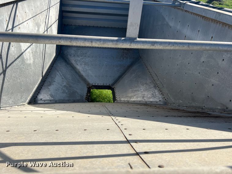 image for item DS2452 2001 Wilson DWH-400  grain trailer