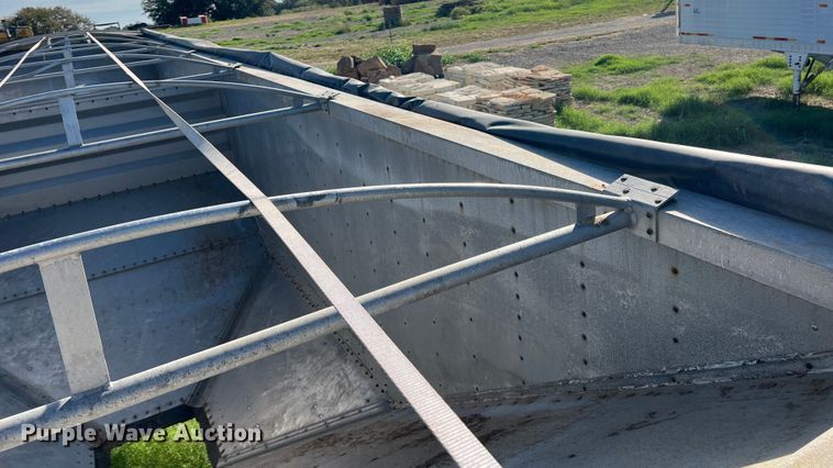 image for item DS2452 2001 Wilson DWH-400  grain trailer