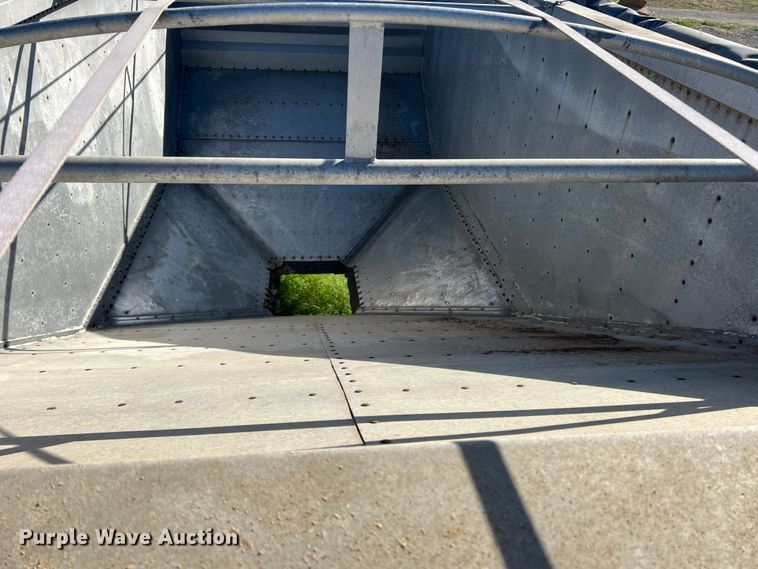 image for item DS2452 2001 Wilson DWH-400  grain trailer