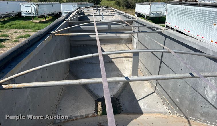 image for item DS2452 2001 Wilson DWH-400  grain trailer