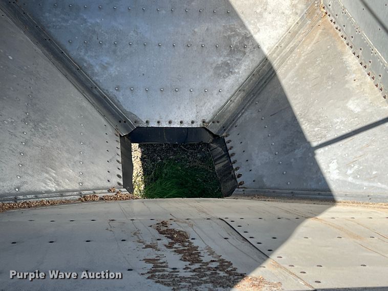 image for item DS2452 2001 Wilson DWH-400  grain trailer