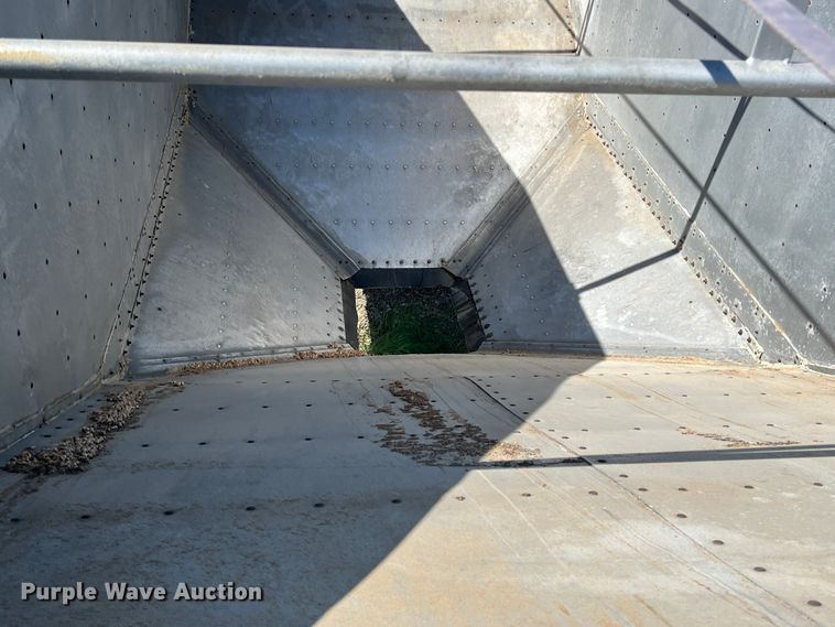 image for item DS2452 2001 Wilson DWH-400  grain trailer