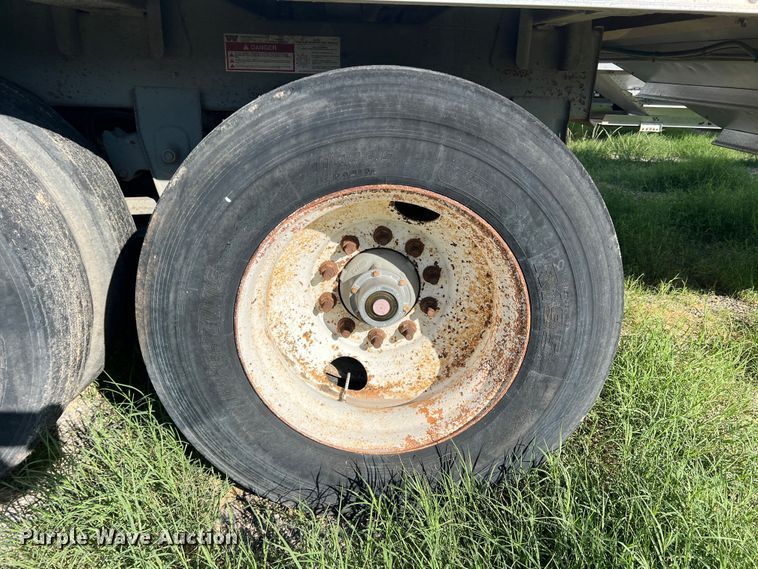 image for item DS2452 2001 Wilson DWH-400  grain trailer