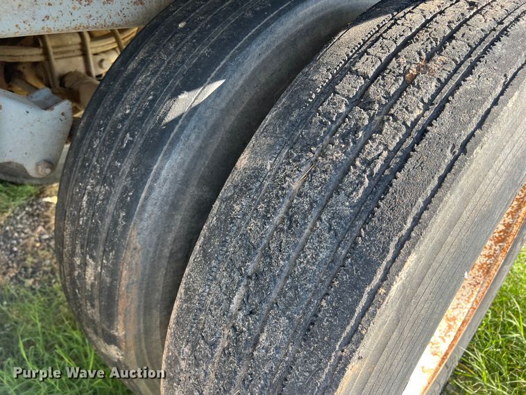 image for item DS2452 2001 Wilson DWH-400  grain trailer