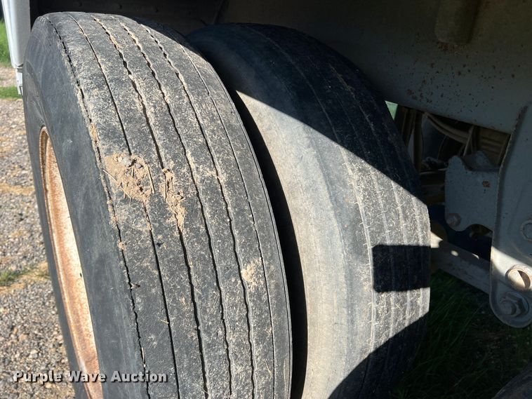 image for item DS2452 2001 Wilson DWH-400  grain trailer