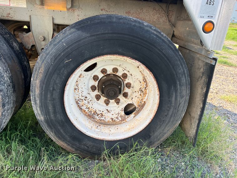 image for item DS2452 2001 Wilson DWH-400  grain trailer