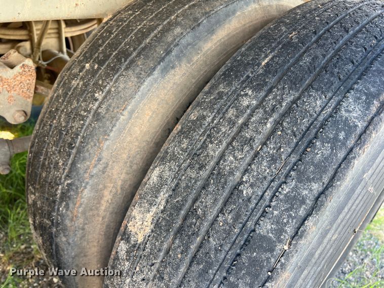 image for item DS2452 2001 Wilson DWH-400  grain trailer