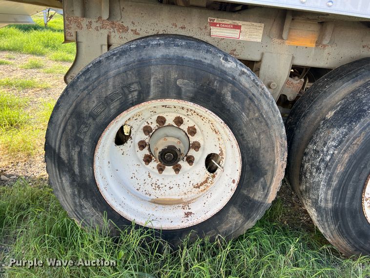 image for item DS2452 2001 Wilson DWH-400  grain trailer