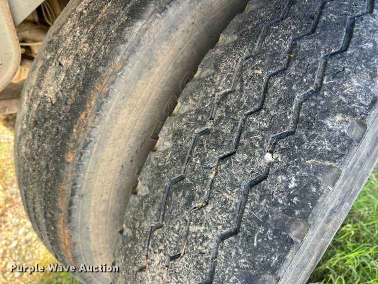 image for item DS2452 2001 Wilson DWH-400  grain trailer