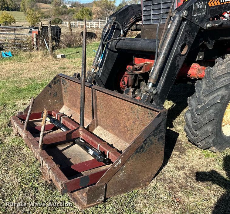 image for item DW2905 Belarus 825  MFWD tractor
