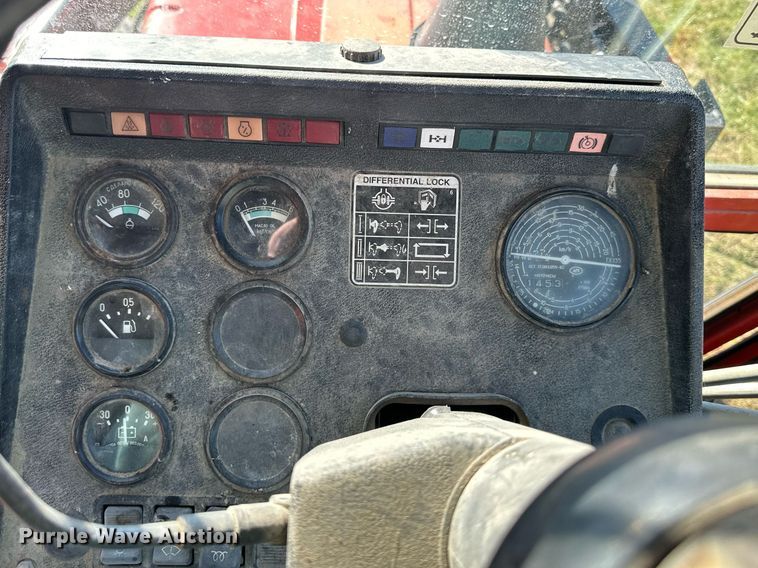 image for item DW2905 Belarus 825  MFWD tractor