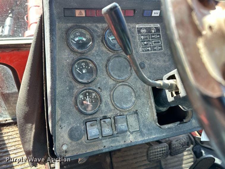 image for item DW2905 Belarus 825  MFWD tractor