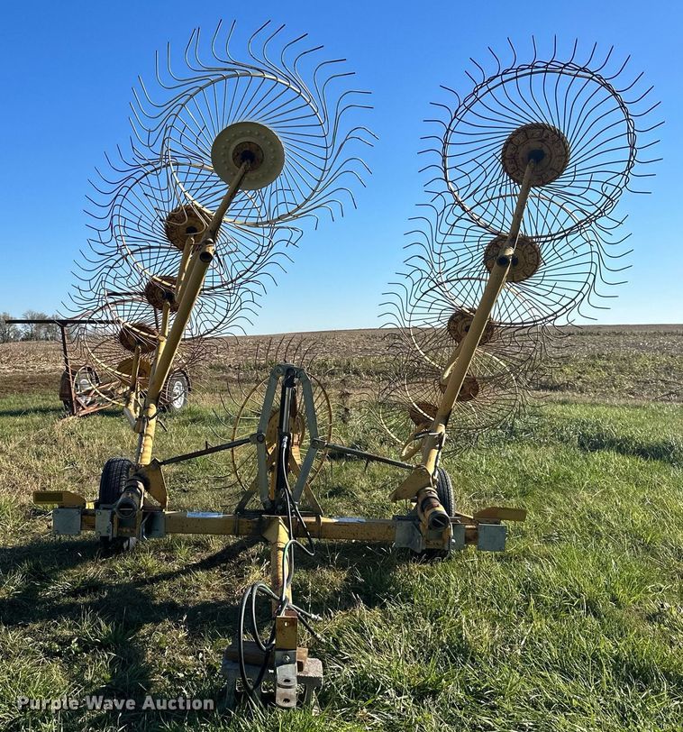 image for item DW2907 Vermeer WR-22  hay rake