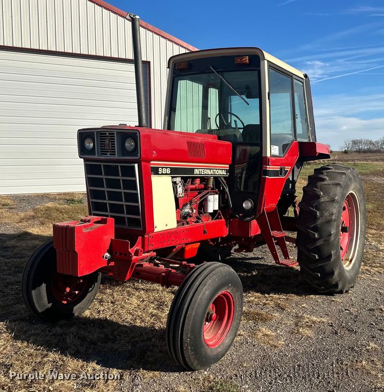 image for item DW2910 International 986  tractor