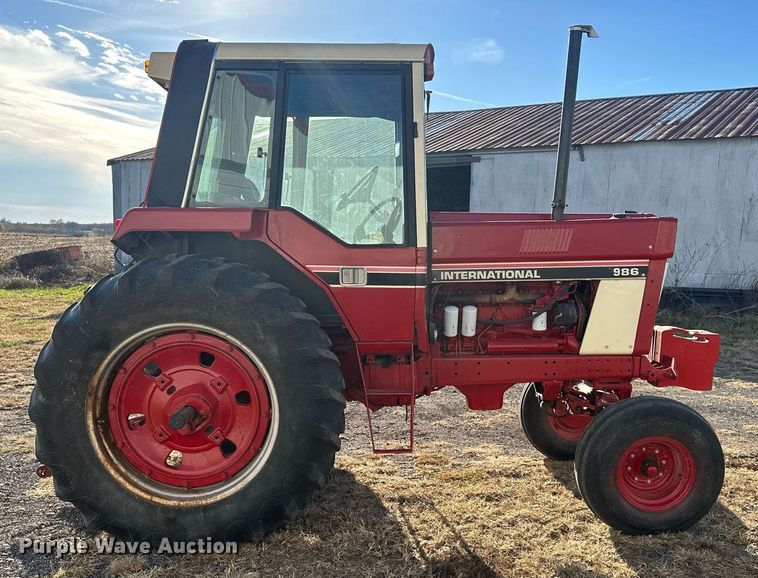 image for item DW2910 International 986  tractor