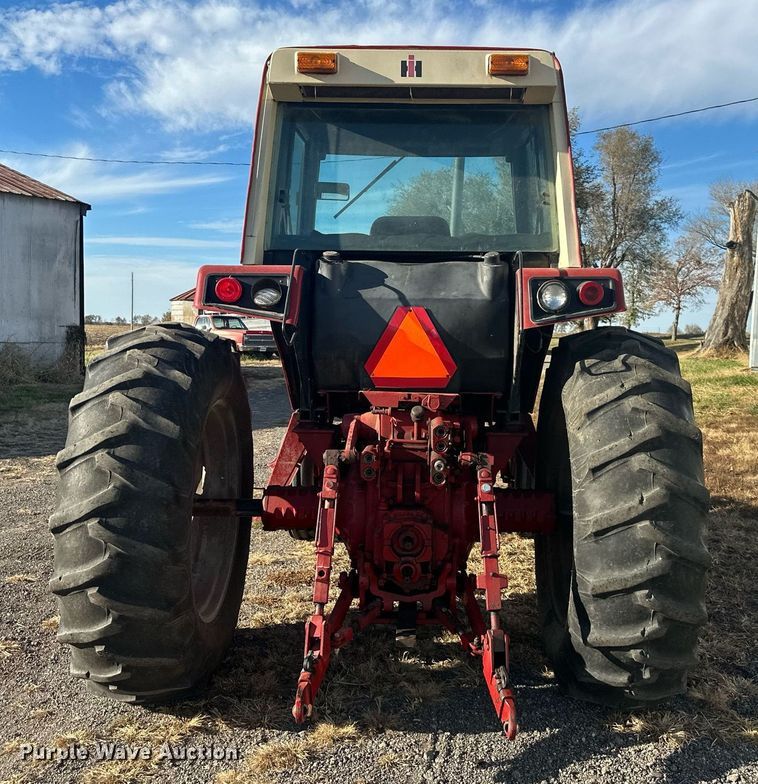 image for item DW2910 International 986  tractor