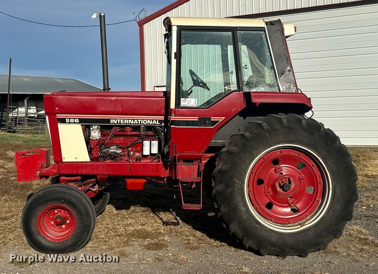 image for item DW2910 International 986  tractor