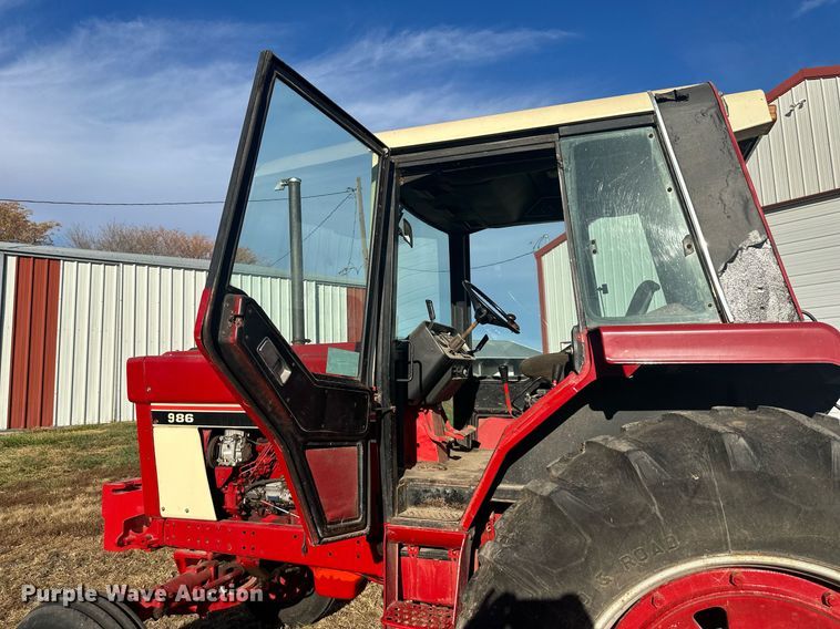 image for item DW2910 International 986  tractor