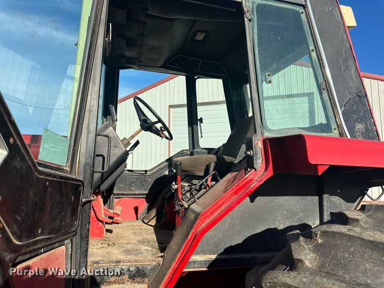 image for item DW2910 International 986  tractor