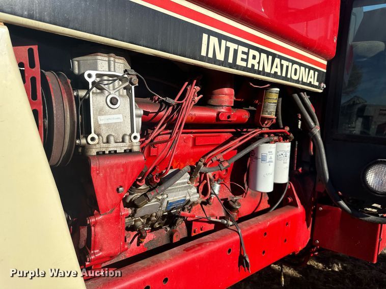 image for item DW2910 International 986  tractor