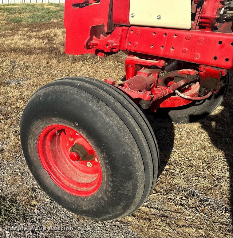 image for item DW2910 International 986  tractor