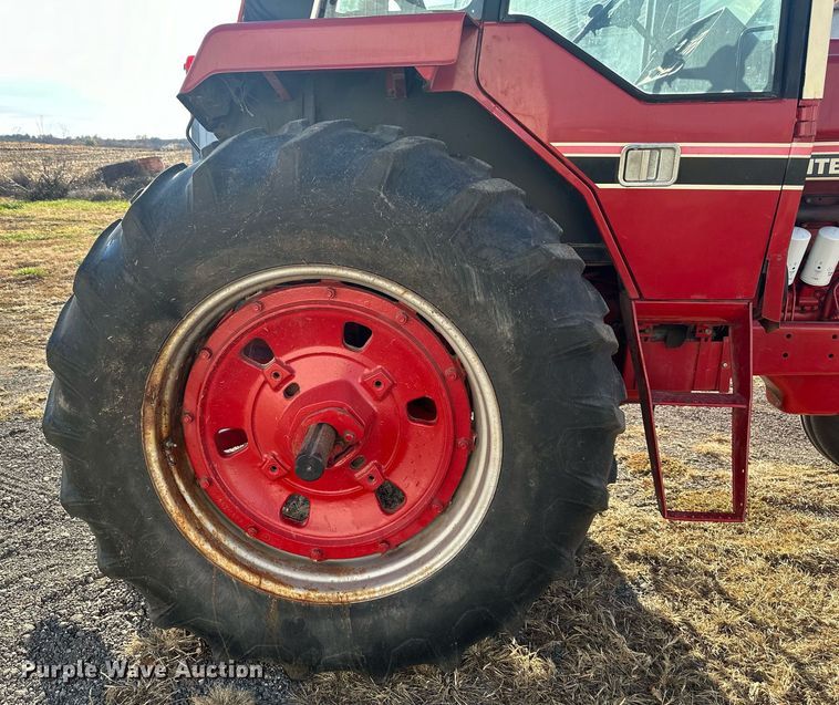 image for item DW2910 International 986  tractor