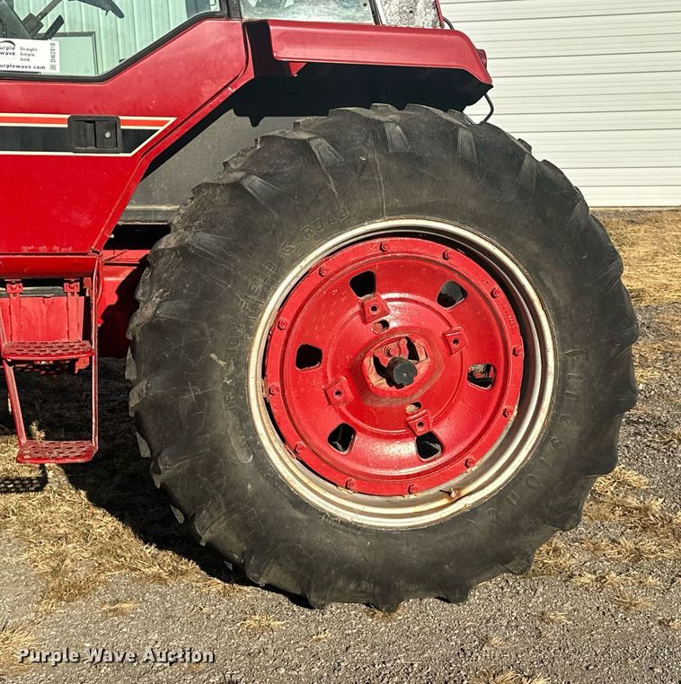 image for item DW2910 International 986  tractor