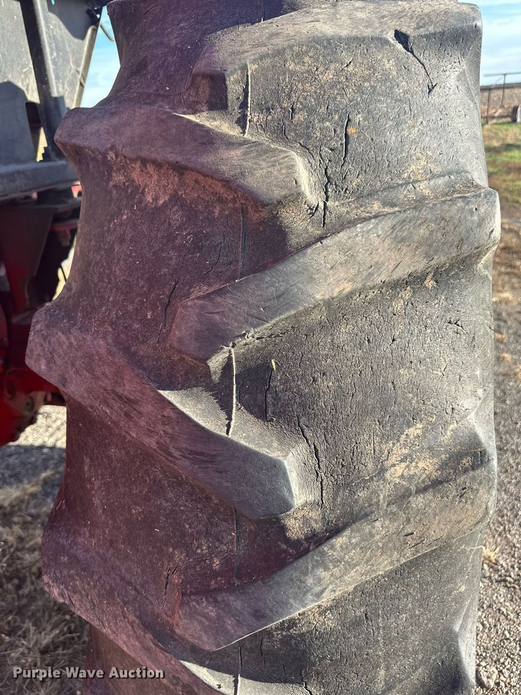 image for item DW2910 International 986  tractor