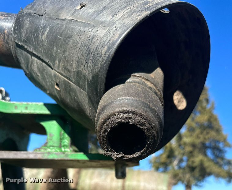 image for item DW2911 John Deere 566  round baler