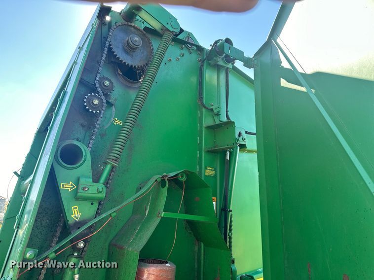 image for item DW2911 John Deere 566  round baler