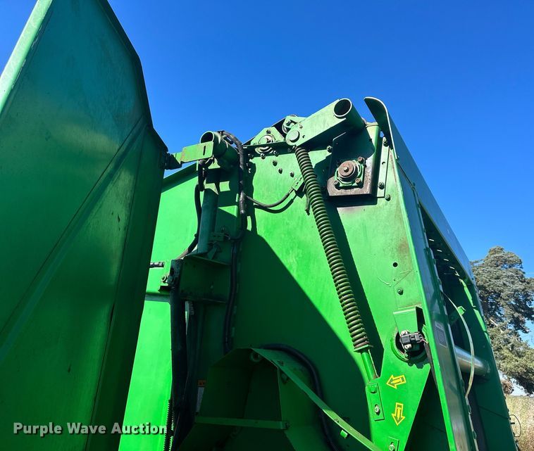 image for item DW2911 John Deere 566  round baler